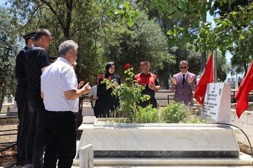 Kaymakamımız Sayın Hatice Gamze KURAN "15 Temmuz Demokrasi ve Milli Birlik Günü" Münasebetiyle İlçemizde Bulunan Tüm Şehit Mezarlıklarını Ziyaret Etti