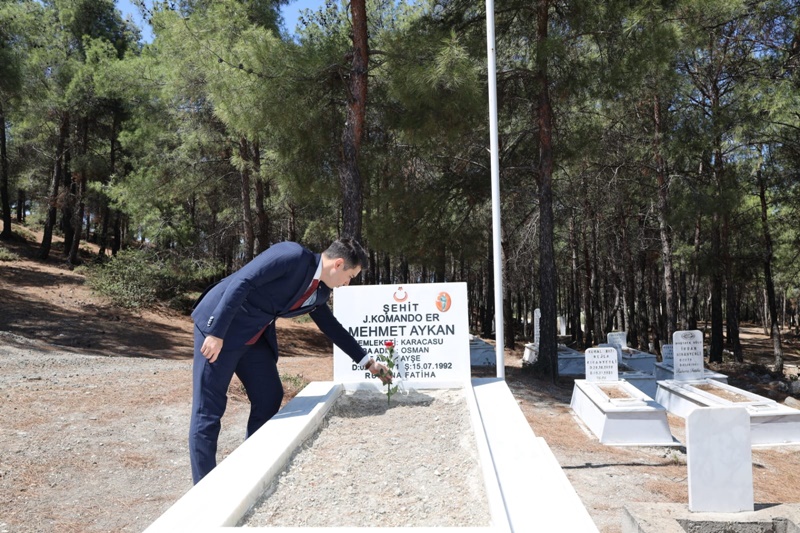 Kaymakamımız Sayın Mehmet GÜNDOĞDU "15 Temmuz Demokrasi ve Milli Birlik Günü" Münasebetiyle İlçemizde Bulunan Tüm Şehit Mezarlıklarını Ziyaret Etti