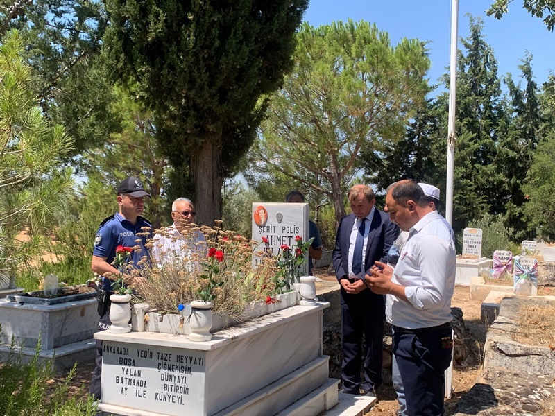 "15 Temmuz Demokrasi ve Milli Birlik Günü" Münasebetiyle Daire Amirlerimiz Tarafından İlçemizde Bulunan Tüm Şehit Mezarlıkları Ziyaret Edildi