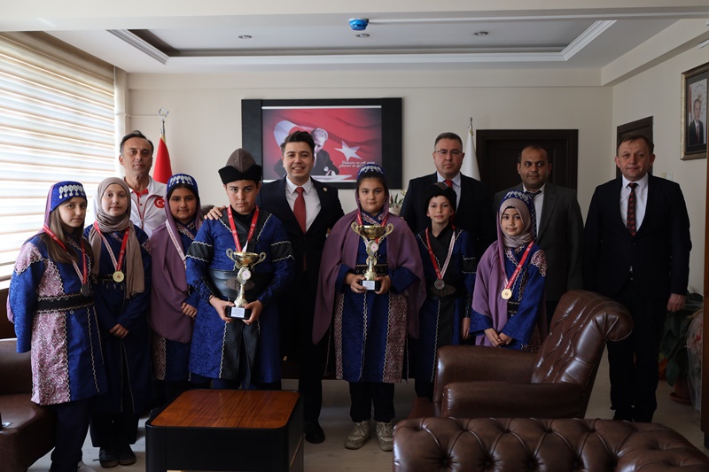 Geleneksel Türk Okçuluğu Türkiye Şampiyonası Yarışmasında Derece Alan Öğrencilerimiz Kaymakamımız Sayın Mehmet GÜNDOĞDU'yu Ziyaret Ettiler