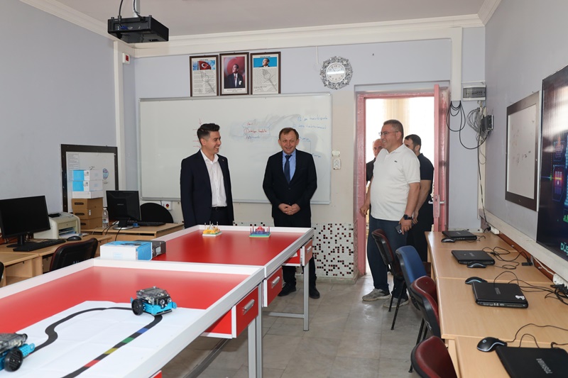 Kaymakamımız Sayın Mehmet GÜNDOĞDU İmam Hatip Ortaokulunda İncelemelerde Bulunarak Öğretmenlerimizle Bir Araya Geldi