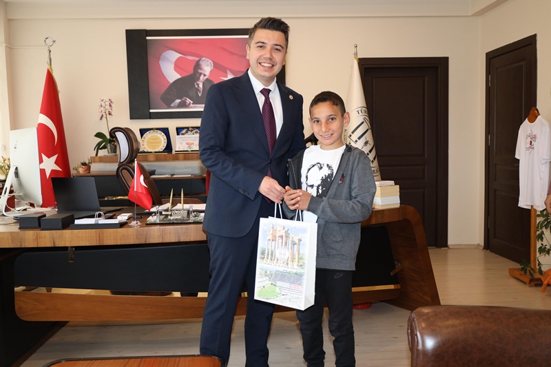 Bazen Tek Bir Bakış, Bin Cümleye Bedel Olur