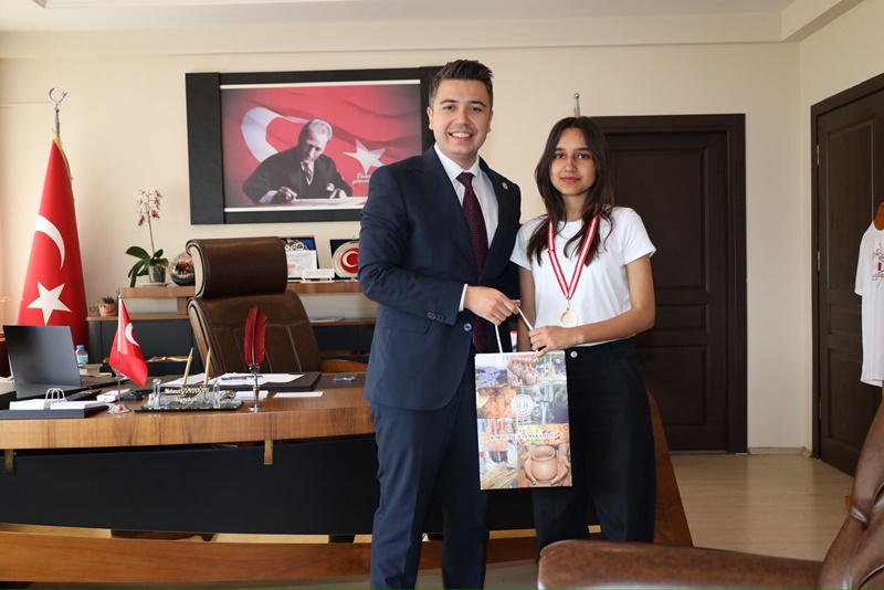 23 Nisan Ulusal Egemenlik ve Çocuk Bayramı Kapsamında Düzenlenen Resim Yarışmasında Karacasu Şehitleri Ortaokulu Öğrencimiz Kübra İl 1.si Oldu