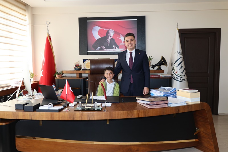 23 Nisan Ulusal Egemenlik Ve Çocuk Bayramı Münasebetiyle Kaymakamımız Sayın Mehmet GÜNDOĞDU Makamını  Sayın Hasan Abdullah KARAMAN'a Devretti