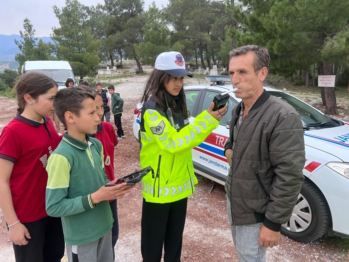 Jandarma Trafik Tim Ekipleri Tarafından 23 Nisan Kapsamında Trafik Görevini Yürütmeleri İçin Çocuklarımıza Yetki Devri Yapılmış Araçlar Denetlenmiştir