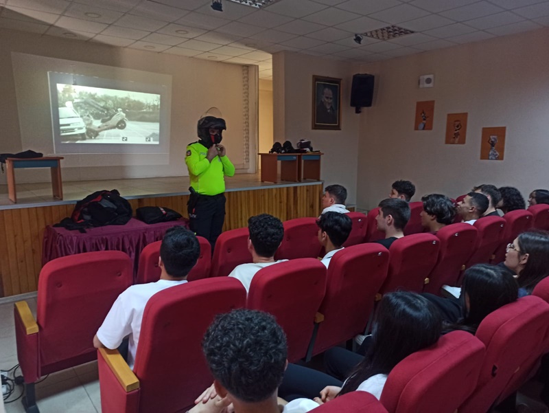 Karacasu İlçe Emniyet Amirliği Trafik Denetleme Büro Amirliği Görevlileri Tarafından “Güvenli Motosiklet Kullanıcılığı Eğitimi" Verildi